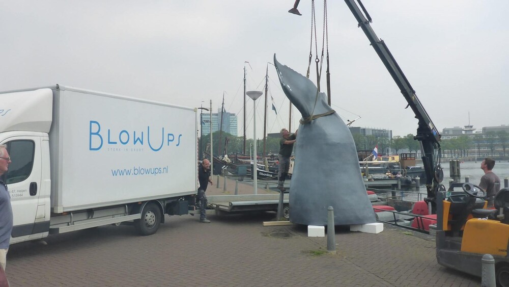 Walvisstaart IJ Amsterdam voor Het Scheepvaartmuseum in Amsterdam. Blowups mocht de staart van de walvis maken en plaatsen. De walvisstaart dient als eyecatcher voor de Walvisweken van Het Scheepvaartmuseum.