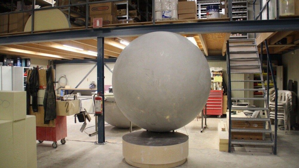 Wereldbol als werkplekken. Grote wereldbol gemaakt in opdracht van Bentz.