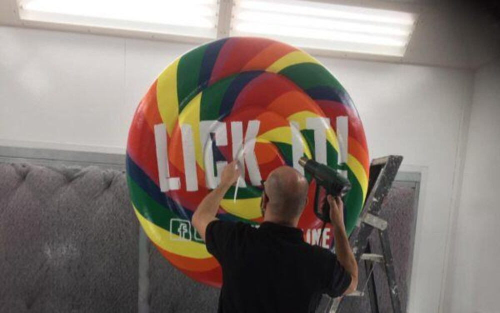 Extra grote nep lolly ter decoratie en als eyecatcher voor het hoofdkantoor van Jamin