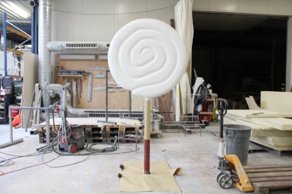 Extra grote nep lolly ter decoratie en als eyecatcher voor het hoofdkantoor van Jamin