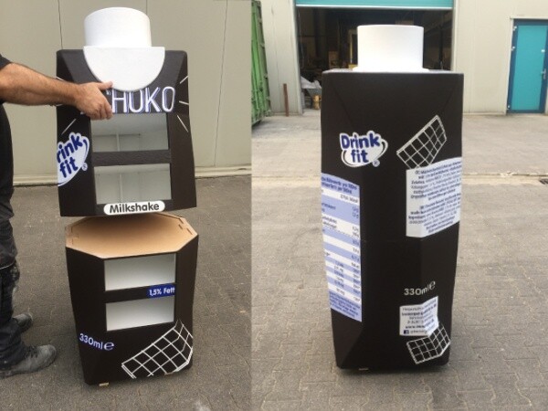 Demontabele display voor Tetra Pak. De uitvergroting van dit Schoko pak is opgedeeld in twee delen, zodat deze makkelijk vervoerbaar is naar beurzen.