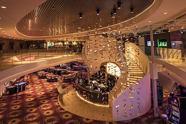 Horeca interieurbouw project Holland Casino Amsterdam West. Het Blowups team interieurbouw horeca vervaardigde een unieke bar wand voor het casino.