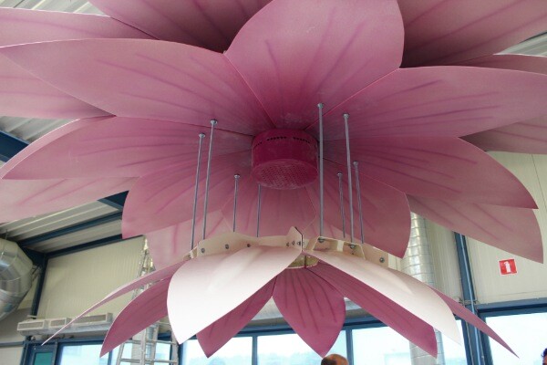 Grote kunststof lotusbloem als douche voor wellnesresort Thermenberendonck in Wijchen. Interieurobject ontworpen en gemaakt door Blowups.