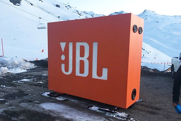 BlowUps maakt blowup, uitvergroting, van JBL Bluethoot Speaker. De JBL Speaker werd gebruikt tijdens de JBL Snow Party in Val Thorens.