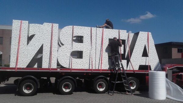 Grote 3D letters voor Blankenberge. Naar het ontwerp van kunstenares Kaat van Marliere.