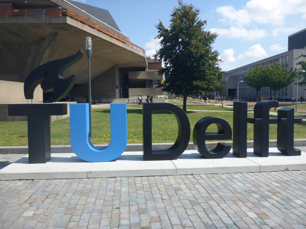 Grote polyester 3D letters voor de TU Delft
