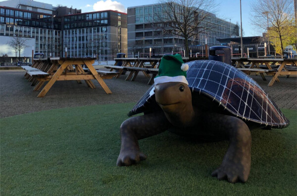 ‘Levensgrote figuren voor VU Amsterdam – wervingscampagne met impact. Voor deze campagne maakte Blowups twee levensgrote poppen om de blik van de toekomstige student te vangen. De beelden 'Verander Fake News' en 'Verander Energie' werden tot leven gewekt. Blowups maakte een twee meter hoge Pinokkio en een grote schildpad. Pinokkio heeft een microfoon als neus en de polyester schildpad een zonnepaneel als schild.