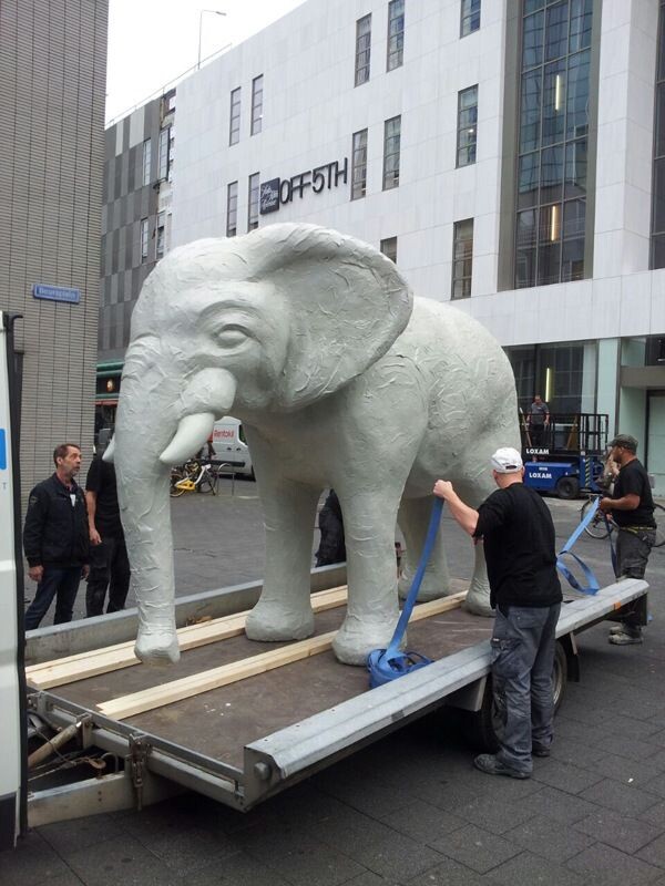 Blowups vervaardigde een polyester olifant voor het Rotterdamse filiaal van Hudson's Bay. De eyecatcher staat op de derde verdieping van het filiaal. Blowups droeg ook zorg voor het transport en de plaatsing van de enorme olifant.