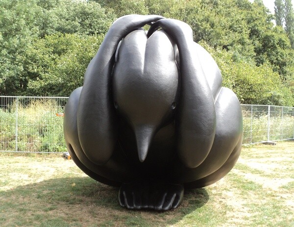 Piet Parra ontwierp de sculptuur ‘Angstig konijn’, Stichting Appelsap gaf opdracht tot een uitvergroting van de sculptuur aan Blowups. Het drie meter hoge konijn is gemaakt van polyester en staat op het Flevopark. 