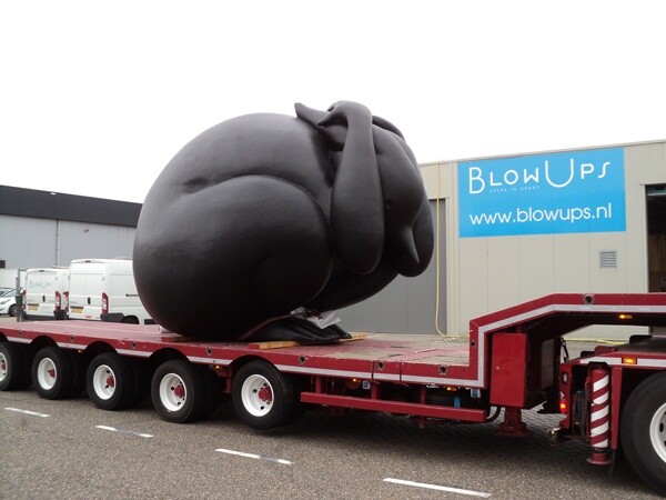 Piet Parra ontwierp de sculptuur ‘Angstig konijn’, Stichting Appelsap gaf opdracht tot een uitvergroting van de sculptuur aan Blowups. Het drie meter hoge konijn is gemaakt van polyester en staat op het Flevopark.