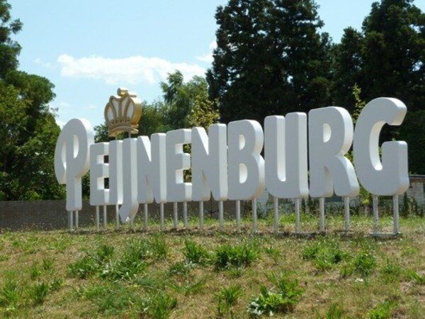 Polyester letters voor in de voortuin van het kantoor van Peijnenburg