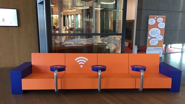 Mobiele WIFI bank Rabobank Land van Cuijk & Maasduinen. Ontwerp en productie Blowups Heijen.