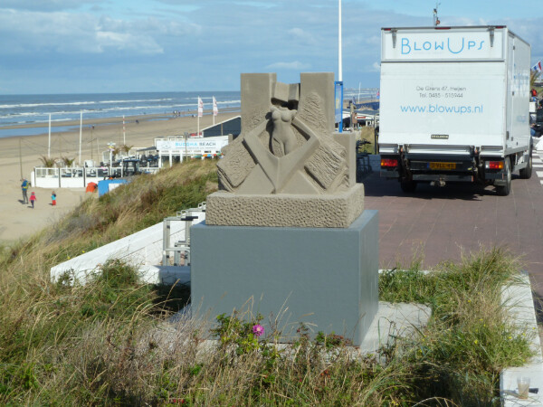 Replica van de winnende zandsculptuur van EK Zandsculpturen 2017. Dit keer is het geen uitvergroting van een bestaand kunstwerk maar een verkleining hiervan. Het kunstwerk is gescand, de bestanden zijn bewerkt en vervolgens heeft Blowups een kopie van het werk gemaakt. De replica van het kunstwerk bestaat uit pur schuim met een aantal lagen glasvezelversterkt polyester en voor een zanduitstraling is het 3d-object bezand.