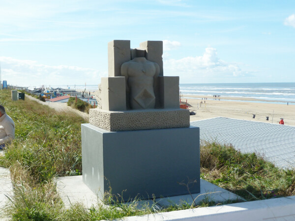 Replica van de winnende zandsculptuur van EK Zandsculpturen 2017. Dit keer is het geen uitvergroting van een bestaand kunstwerk maar een verkleining hiervan. Het kunstwerk is gescand, de bestanden zijn bewerkt en vervolgens heeft Blowups een kopie van het werk gemaakt. De replica van het kunstwerk bestaat uit pur schuim met een aantal lagen glasvezelversterkt polyester en voor een zanduitstraling is het 3d-object bezand.