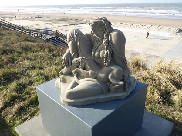 Replica winnende zandsculptuur EK Zandsculpturen Zandvoort. Het kunstwerk is gescand, de bestanden zijn bewerkt en vervolgens heeft Blowups een polyester kopie van het beeld gemaakt.