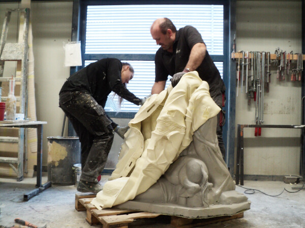 Replica van de winnende zandsculptuur van EK Zandsculpturen 2017. Dit keer is het geen uitvergroting van een bestaand kunstwerk maar een verkleining hiervan. Het kunstwerk is gescand, de bestanden zijn bewerkt en vervolgens heeft Blowups een kopie van het werk gemaakt. De replica van het kunstwerk bestaat uit pur schuim met een aantal lagen glasvezelversterkt polyester en voor een zanduitstraling is het 3d-object bezand.