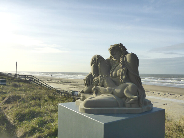 Replica van de winnende zandsculptuur van EK Zandsculpturen 2017. Dit keer is het geen uitvergroting van een bestaand kunstwerk maar een verkleining hiervan. Het kunstwerk is gescand, de bestanden zijn bewerkt en vervolgens heeft Blowups een kopie van het werk gemaakt. De replica van het kunstwerk bestaat uit pur schuim met een aantal lagen glasvezelversterkt polyester en voor een zanduitstraling is het 3d-object bezand.