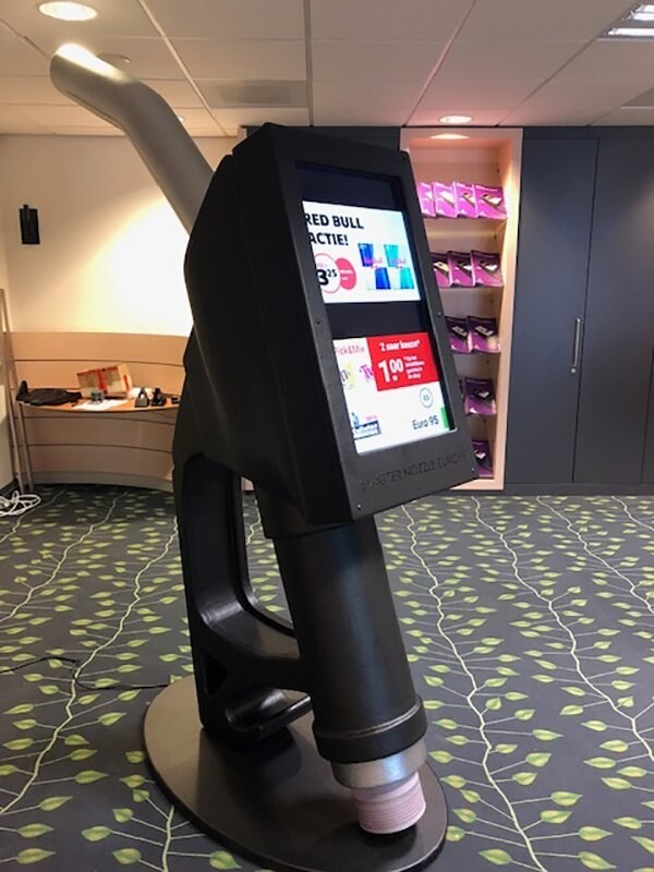 Beursstand met blowup. Opvallende beurspresentatie op beursstand van Smarter Nozzle. De lancering van een nieuw medium om tankende automobilisten te bereiken vroeg om een spectaculaire onthulling. Voor productpresentatie van de iNozzle One schakelde Smarter Nozzle de hulp van Blowups in.Blowups produceerde een uitvergroting van de iNozzle One met een hoogte van 2,5 meter, deze werd gepresenteerd op de beursstand tijdens de Tankstation Vakbeurs.