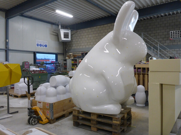  Blowups maakt reproductie van konijn van kunstenaar Tom Claassen