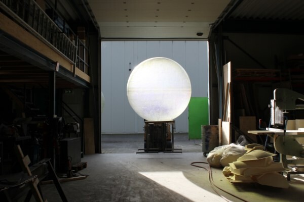 Spelen met licht en projectie, op of in een 3D-object. Translucent polyester maakt het mogelijk.