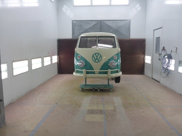 VW T1 vintage blikvanger horeca interieur. Onze opdrachtgever was op zoek naar een eyecatcher voor in het interieur van een horecazaak, vintage was het sleutelwoord. De klassieke T1 werd dé blikvanger van het interieur, nu alleen nog een interieurbouwer die dit kan maken. Blowups kocht een oude VW T1, we deelde het busje in tweeën en restaureerde het decorstuk volledig.