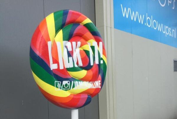 Extra grote nep lolly ter decoratie en als eyecatcher voor het hoofdkantoor van Jamin