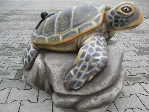 Zwembad Objecten - Voor Resort Walensee in Zwitserland maakte Blowups een schildpad als zwembadspeeltoestel.
