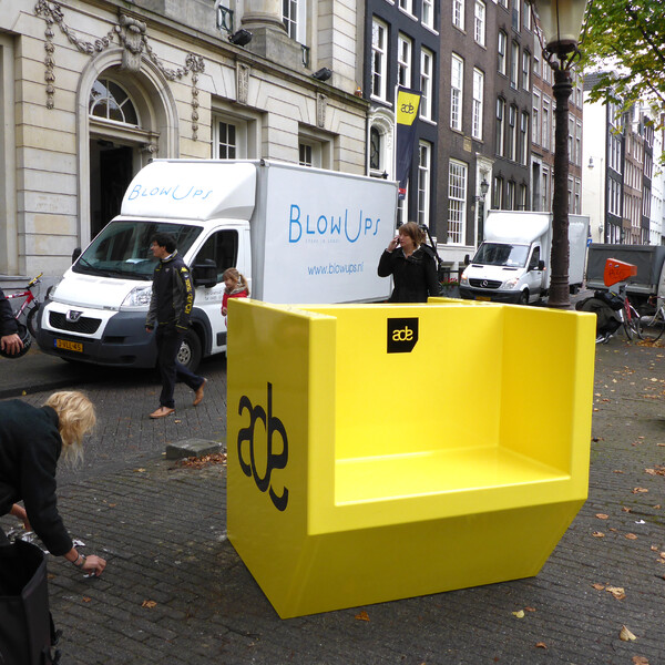 Gele banken voor Amsterdam Dance Event