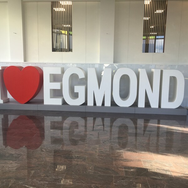 Grote letters I love Egmond voor Hotel Zuiderduin