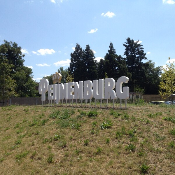 Peijnenburg logo bij hoofdkantoor Geldrop