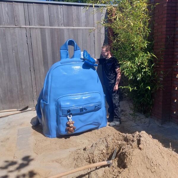 Giant backpack Dian van Vugt