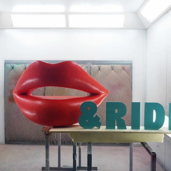 Kiss & Ride sign