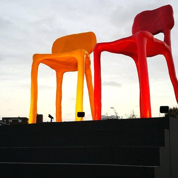 Uitvergroting stoelen ontwerper Maarten Baas