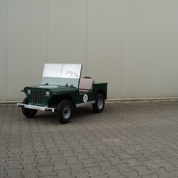 Werken aan jongensdromen. Blowups maakt 10 mini jeeps