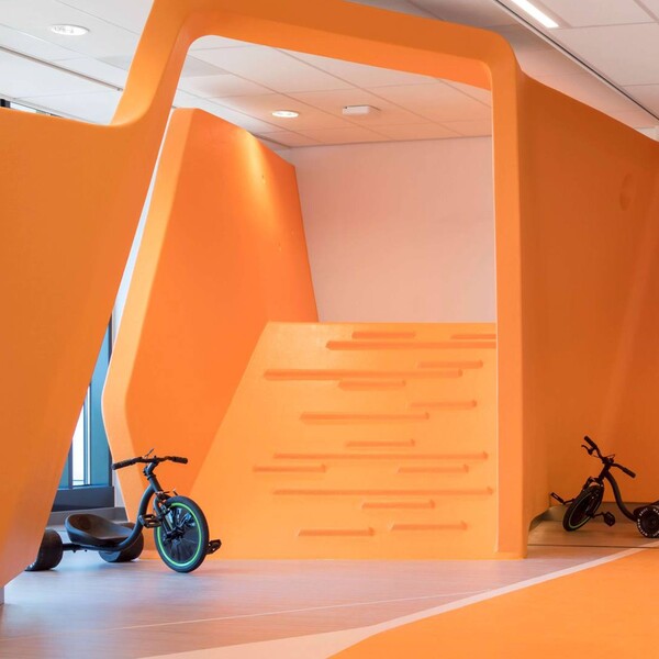 Artistiek en immens groot speel- annex meubelobject voor nieuwe Prinses Máxima Centrum in Utrecht